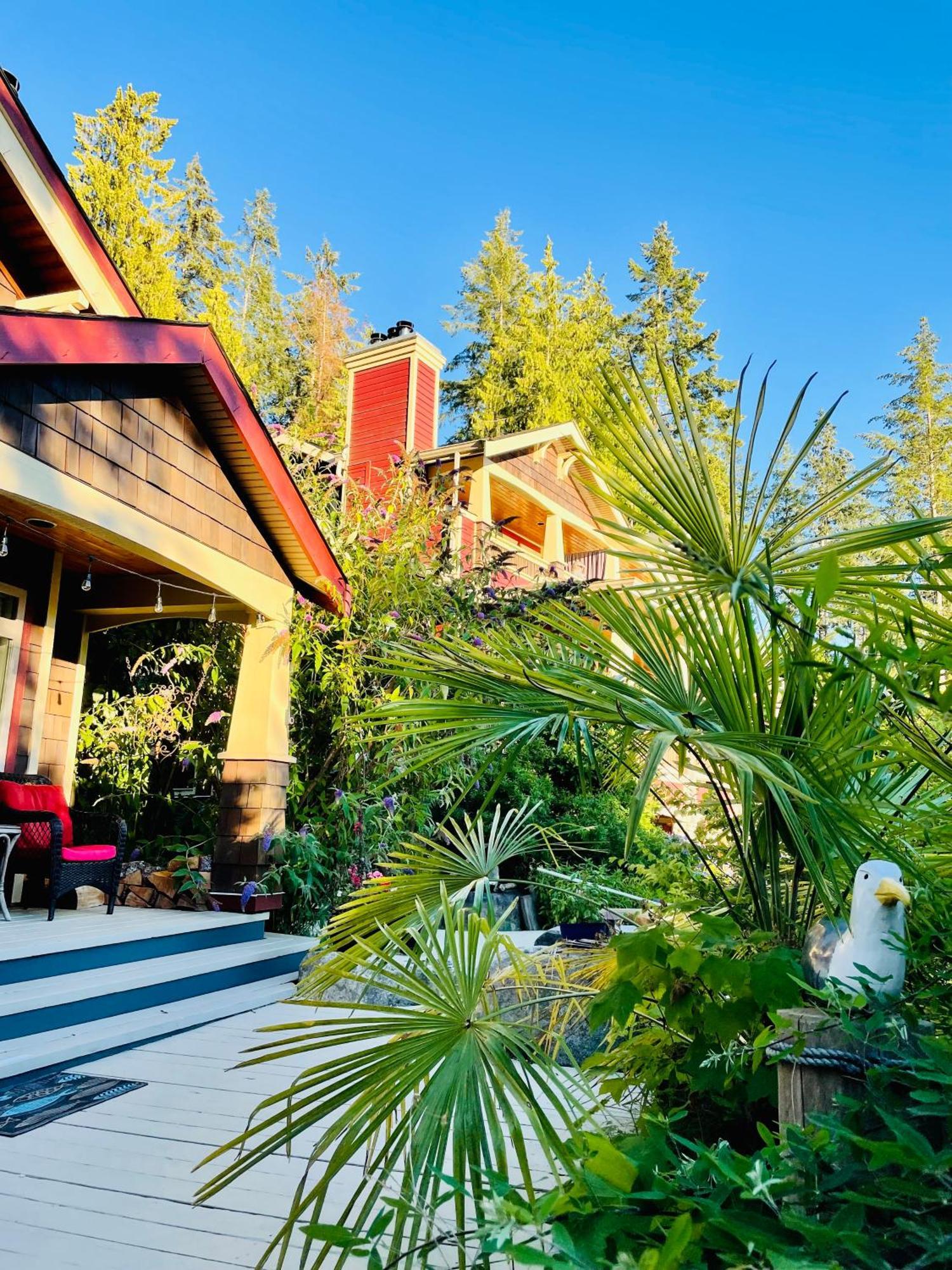 The Tuwanek Hotel And Spa Sechelt Exterior photo