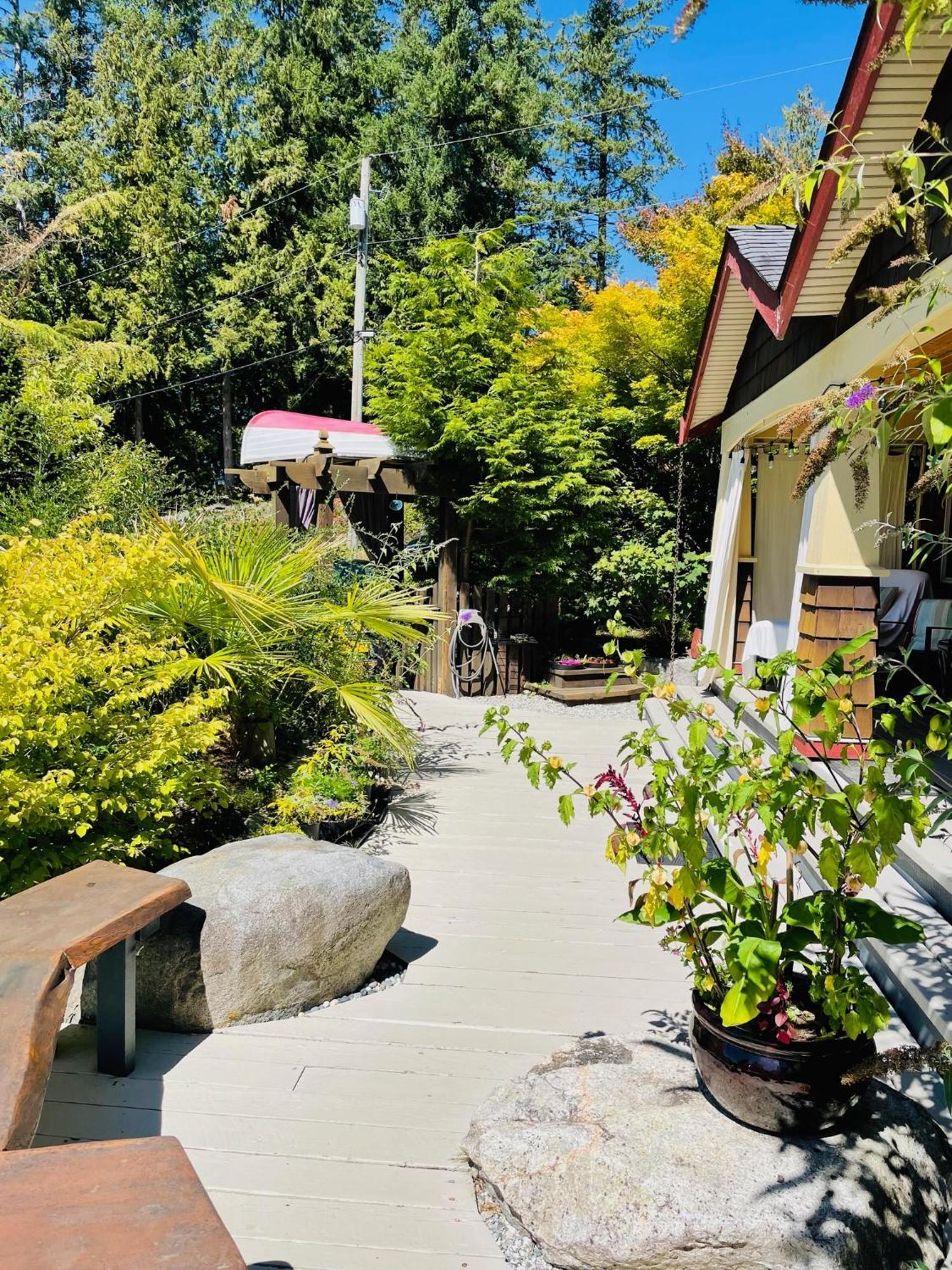 The Tuwanek Hotel And Spa Sechelt Exterior photo